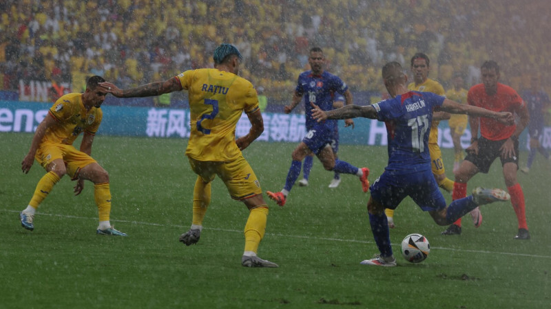 Mirklis no Slovākijas un Rumānijas valstsvienību spēles. Foto: Angelos Tzortzinis/AFP/Scanpix