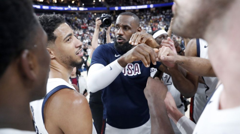 Lebrons Džeimss ar komandas biedriem. Foto: AP/Scanpix