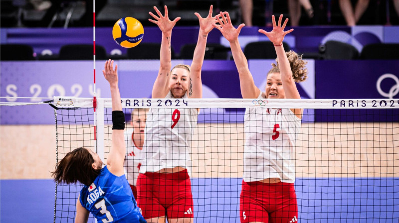 Polijas volejbolistes blokā spēlē pret Japānas valstsvienību. Foto: volleyballworld.com