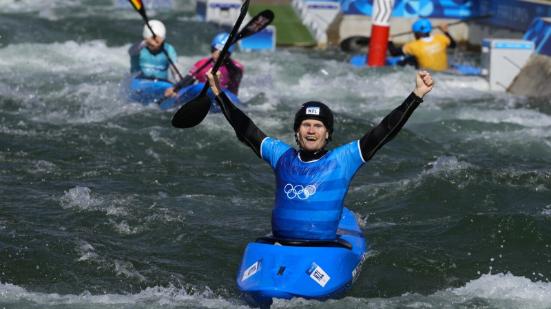 Jaunzēlandes kanoe airētājs Fins Bačers pēc uzvaras Parīzes olimpisko spēļu slalomā. Foto: Kirsty Wigglesworth/AP/Scanpix