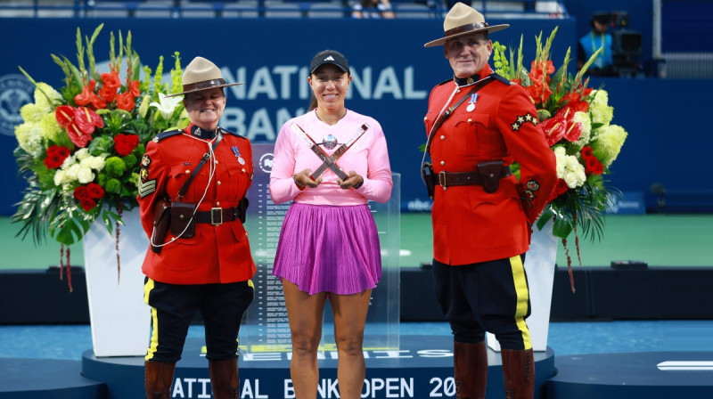 Džesika Pegula ar trofeju. Foto: Getty Images/AFP/Scanpix