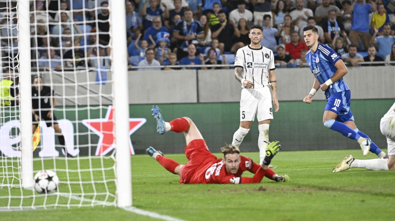 Mirklis, kad bumba nokļūst Herningas "Midtjylland" vārtos. 
Foto: Pavel Neubauer/Tlačová agentúra Slovenskej republiky/AP/Scanpix