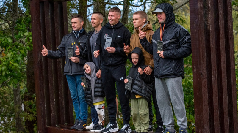 Pirmo vietu ieguvēji "Patria race" vecuma grupās kopvērtējumā vīriešiem. Foto: Aija Valtmane.