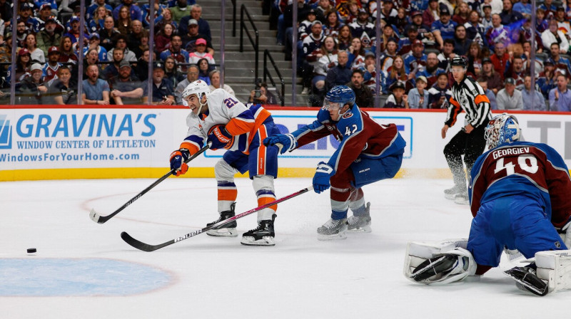 Mirklis, kad Ņujorkas "Islanders" uzbrucējs Kails Palmieri panāk 2:1 pret Kolorādo "Avalanche". 
Foto: Isaiah J. Downing/USA Today Sports