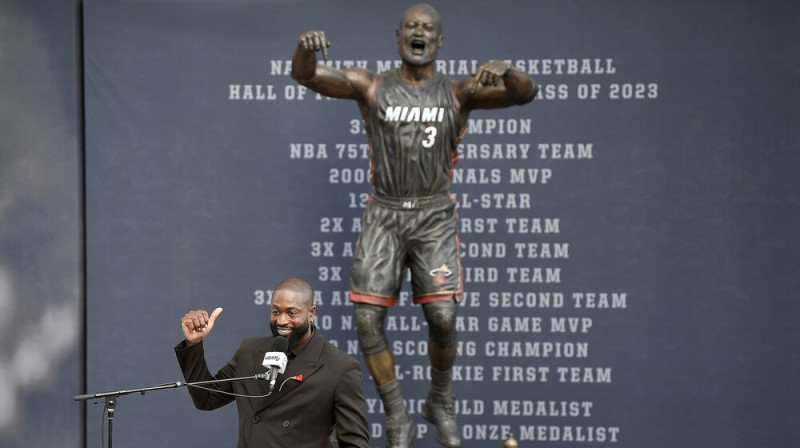 Dveins Veids un viņam veltītā statuja. Foto: AP/Scanpix