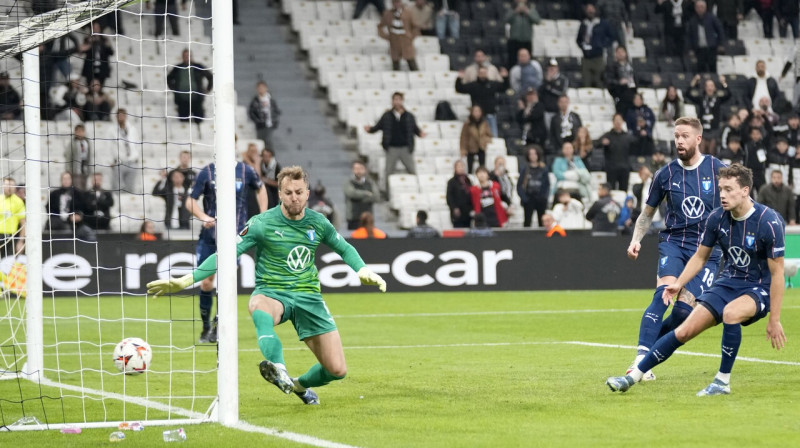 Bumba ielido Malmes komandas vārtos. Foto: Khalil Hamra/AP/Scanpix