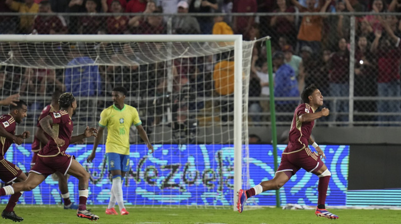 Venecuēlas futbolisti pēc vārtu guvuma spēlē pret Brazīlijas valstsvienību. Foto: Ariana Cubillos/AP/Scanpix