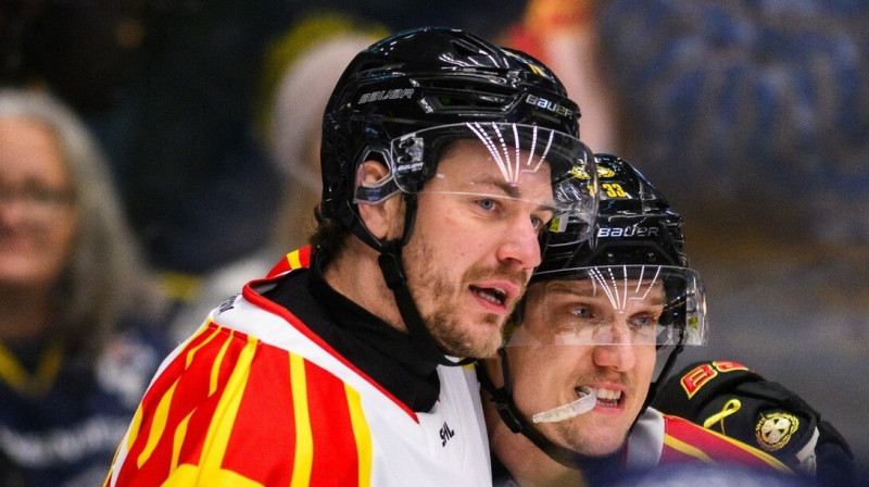 Miks Indrašis ar Jakobu Silfverberju. Foto: Brynäs IF