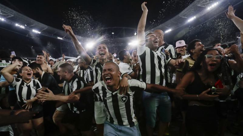 Riodežaneiro "Botafogo" līdzjutēji pēc viņu mīļotās komandas triumfa "Libertadores" kausa finālā. Foto: Bruna Prado/AP/Scanpix