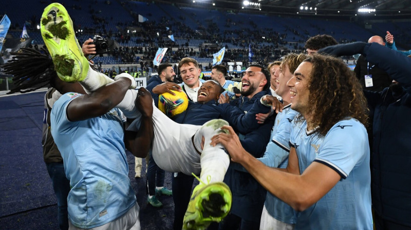 Romas "Lazio" futbolists Tidžani Noslins pēc trim vārtu guvumiem komandas biedru rokās. Foto: SIPA/Scanpix