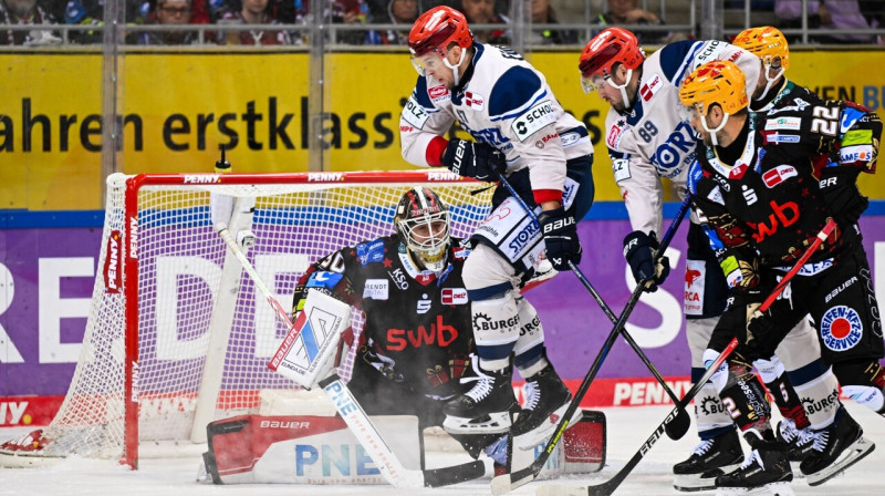 Kristers Gudļevskis spēlē pret Švenningenes "Wild Wings". Foto: Jasmin Wagner/Fischtown Pinguins Bremerhaven