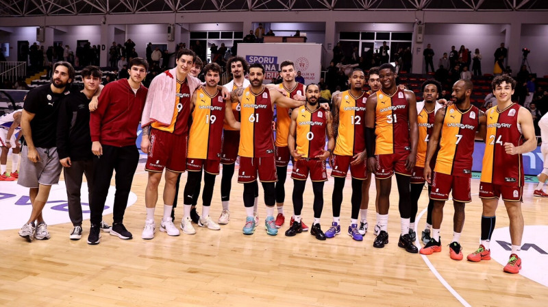 Stambulas "Galatasaray" basketbolisti, tostarp Roberts Blumbergs (Nr. 8). Foto: Galatasaray Basketbol