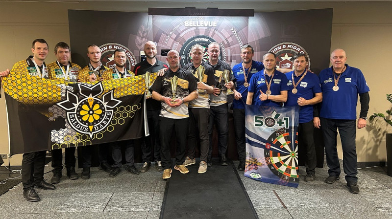 Godalgoto vietu ieguvēji vīriešu komandām. Foto: Latvijas Darts organizācija.