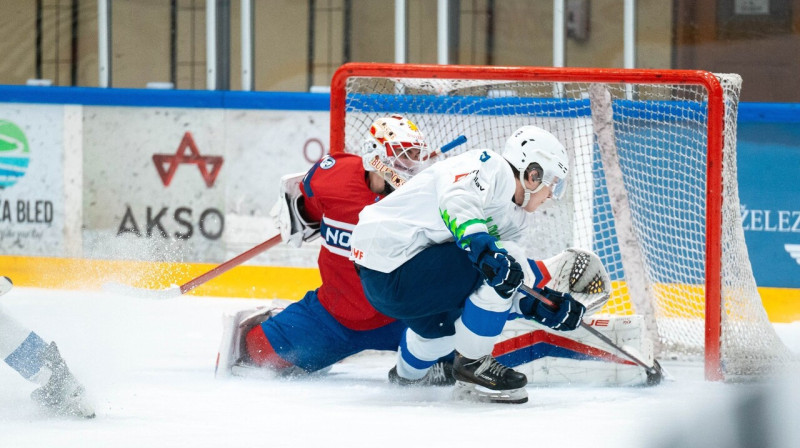 Mirklis no Slovēnijas un Norvēģijas U20 valstsvienību spēles. Foto: Domen Jančič/Hokejska zveza Slovenije