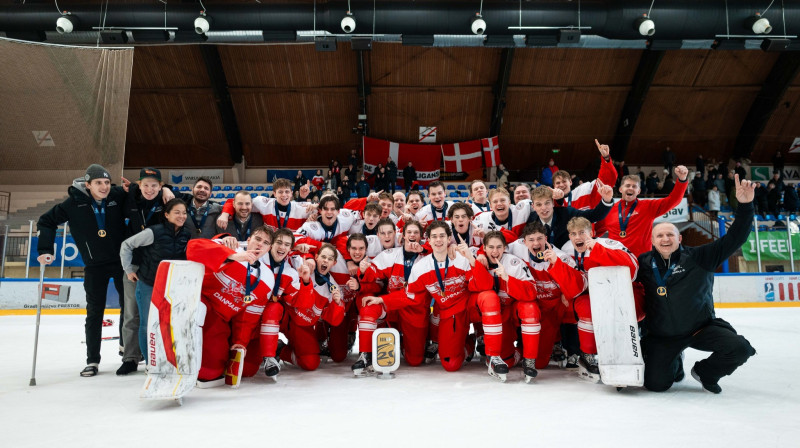 Dānijas U20 valstsvienība pēc triumfa pasaules meistarsacīkšu pirmajā divīzijā. Foto: Domen Jančič/Hokejska zveza Slovenije