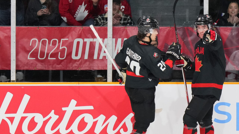 Kanādas U20 valstsvienības hokejisti pēc vārtu guvuma. Foto: Hockey Canada