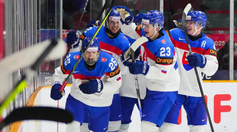 Slovākijas jauniešu prieks pēc uzvaras vārtiem pret Šveices U20 valstsvienību. Foto: Matt Zambonin/IIHF