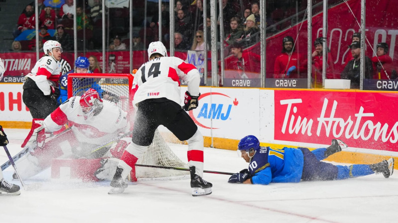 Cīņa pie Šveices U20 valstsvienības vārtiem. Foto: Matt Zambonin/IIHF