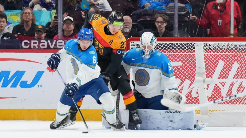 Mirklis no Vācijas un Kazahstānas U20 valstsvienību cīņas. Foto: IIHF