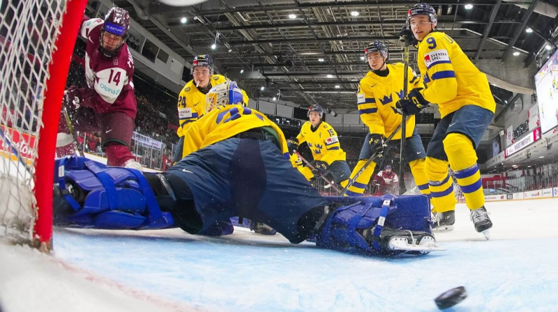 Mirklis pirms Latvijas U20 valstsvienības vārtu guvuma cīņā pret Zviedriju. Foto: IIHF