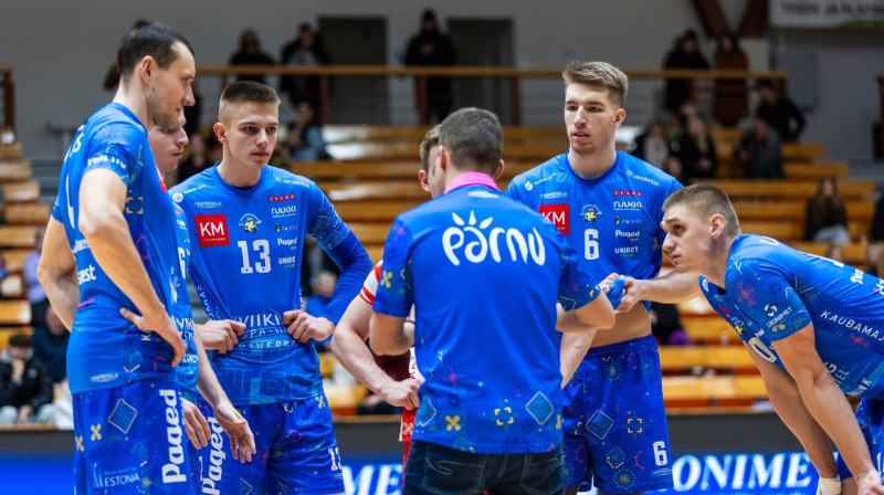 Toms Švans (pirmais no kreisās) un Toms Emīls Liepa (Nr. 13) klausās Rainerā Vasiļjevā. Foto: Reigo Teervalt/Pärnu Võrkpalliklubi