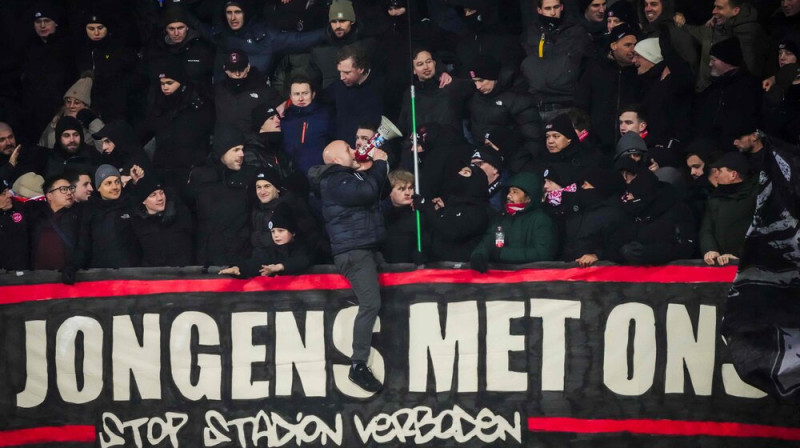 Amsterdamas "Ajax" līdzjutēji Rīgā. Foto: Gints Ivuškāns/AFP/Scanpix