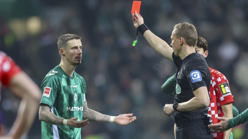 Marko Frīdlam tiek parādīta sarkanā kartīte Foto: ZP/Scanpix