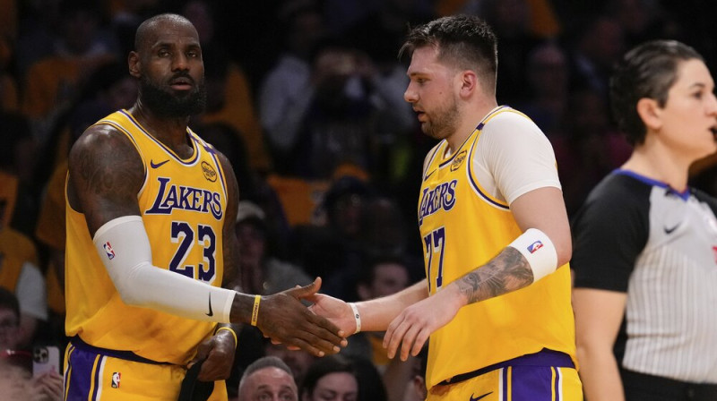 Lebrons Džeimss un Luka Dončičs. Foto: AP/Scanpix