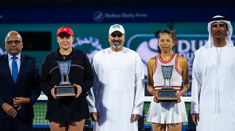 Aļona Ostapenko un Suvei Šei ar Dubaijas trofejām. Foto: Jimmie48 / WTA