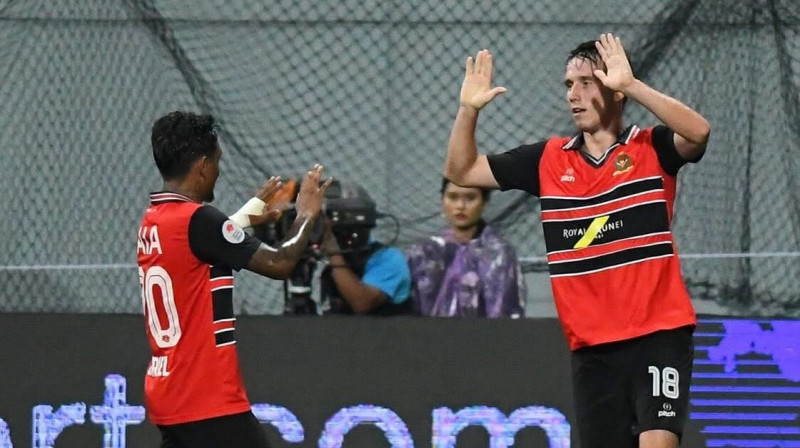 Dāvis Ikaunieks pēc vārtu guvuma. Foto: DPMM FC