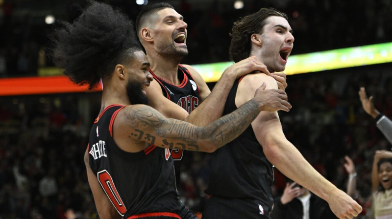 No kreisās: Koubijs Vaits, Nikola Vučevičs un Džošs Gidijs. Foto: AP/Scanpix