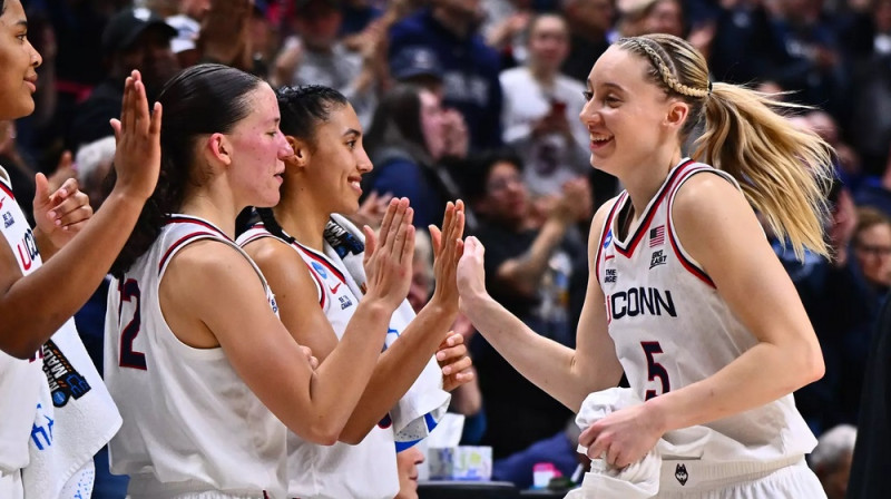 Peidža Bekersa ar komandas biedrēm. Foto: UConn