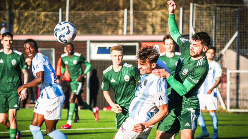 Marko Regža cīņā "Liepājas" soda laukumā. Foto: Nora Krevņeva-Baibakova/Riga FC