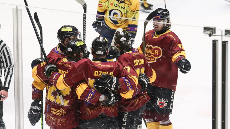 Patriks Ozols ar komandas biedriem pēc vārtu guvuma. Foto: HC Dukla Jihlava