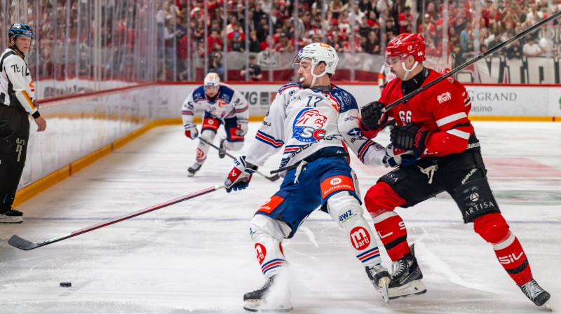 Cīrihes "Lions" itāļu uzbrucējs Alesandro Segafredo cīņā pret Lozannas aizsargu Sedriku Fīdleru. 
Foto: Fabrice de Gasperis/Mediafab.ch/Imago Images/Scanpix