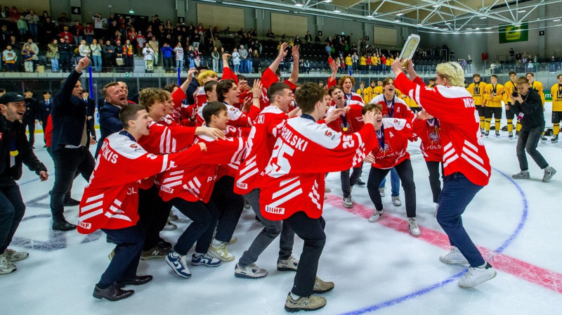 Polijas U18 valstsvienības hokejisti pēc triumfa pasaules meistarsacīkšu pirmās divīzijas B grupas turnīrā Kauņā. Foto: Polski Hokej
