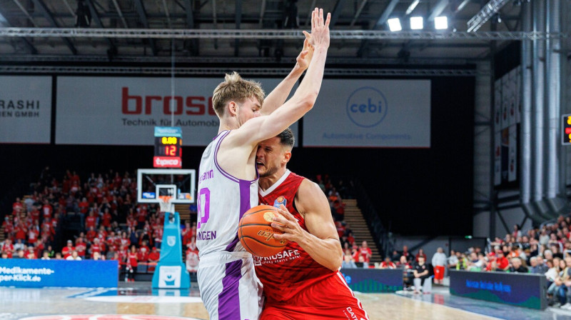 Jānis Jīnemanis aizsardzībā. Foto: Güner Santemiz/Eibner-Pressefoto/Imago Images/Scanpix