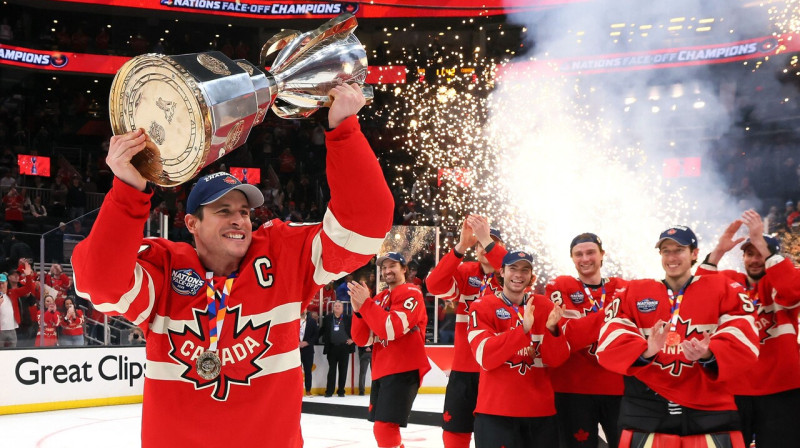 Sidnijs Krosbijs ar šogad izcīnīto NHL Četru Nāciju turnīra kausu. Foto: Bruce Bennett/AFP/Scanpix