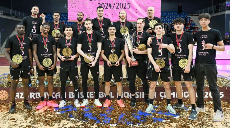 Klāvs Čavars un "Sabah" komanda. Foto: aze.basketball