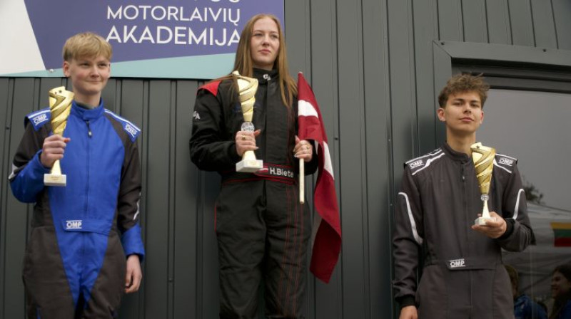 Hēra Žaklīna Biete un Ardis Slakteris (no labās). Publicitātes foto