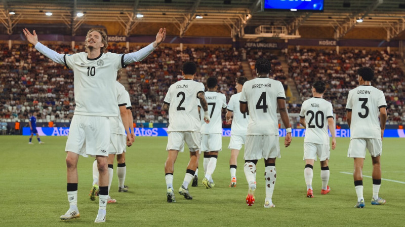 Niks Voltemāde un Vācijas U21 valstsvienības futbolisti pēc vārtu guvuma Eiropas meistarsacīkšu pusfinālā Košicē. 
Foto: Róbert Németi/DPA/Picture-Alliance/Scanpix