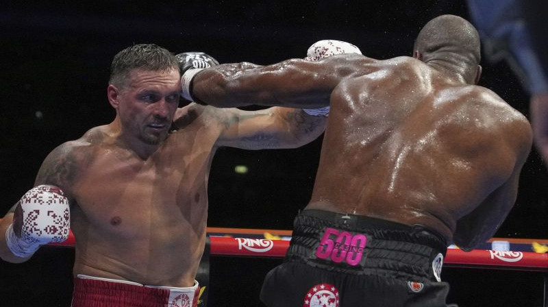 Oleksandrs Usiks pret Danielu Dubuā. Foto: AP/Scanpix