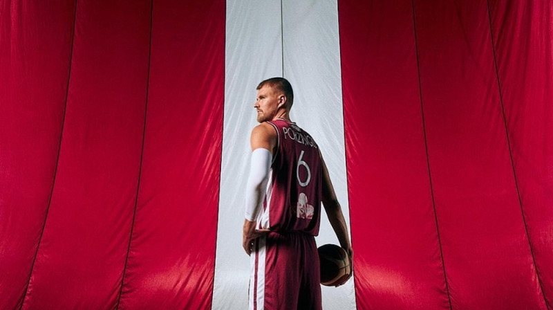 Kristaps Porziņģis un Latvijas karogs. Foto: LBS