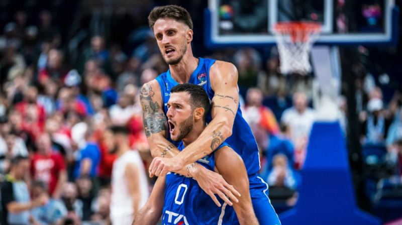Marko Spisu un Akille Polonāra. Foto: FIBA