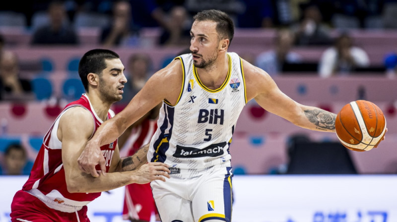 Bijušais vefietis Rati Andronikašvili aizsardzībā pret Edinu Atiču. Foto: FIBA