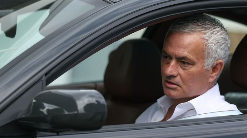 Žuzē Morinju ierodas "Benfica" bāzē uz tikšanos ar kluba prezidentu. Foto: EPA/Scanpix