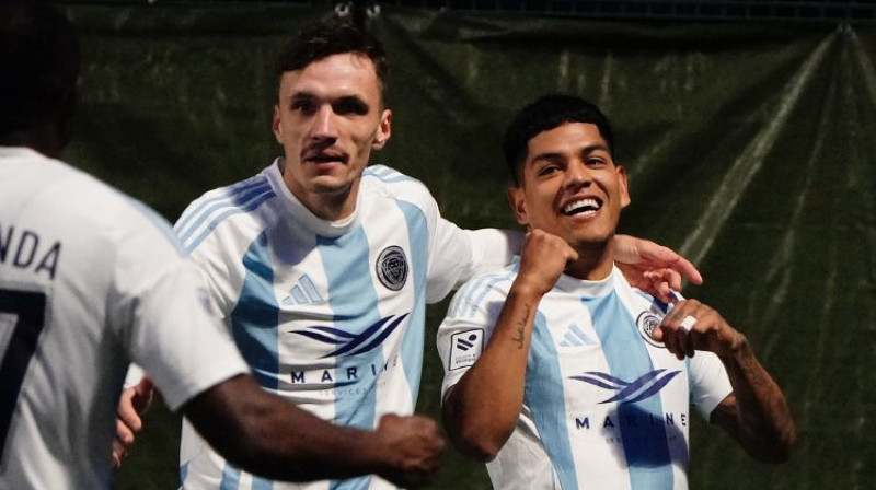 Joao Grimaldo (no labās) svin vārtu guvumu. Foto: Margarita Vigule