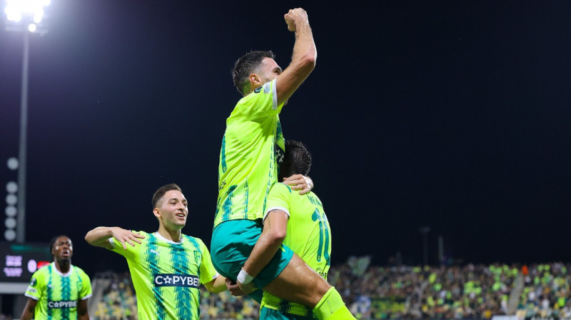 Larnakas AEK futbolisti pēc vārtu guvuma. Foto: Chara Savvidou/EPA/Scanpix