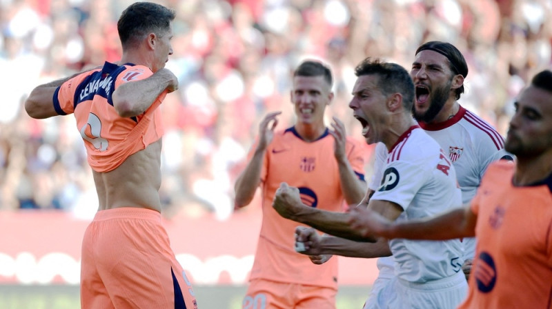 Roberts Levandovskis pēc nerealizētā 11 metru soda sitiena. Foto: AFP/Scanpix