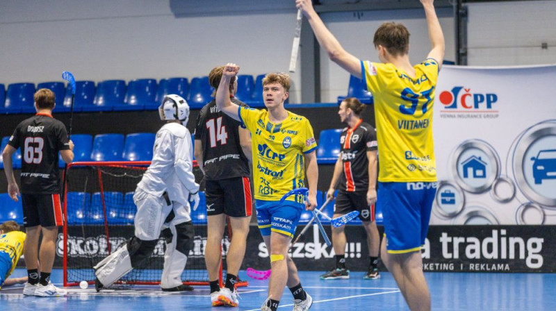 Ernests Ronis (centrā) atzīmē vārtu guvumu, foto: FBC Ostrava
